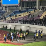 Turun ke Lapangan karena Kecewa Persis Kalah, Sejumlah Suporter Dihalau Petugas