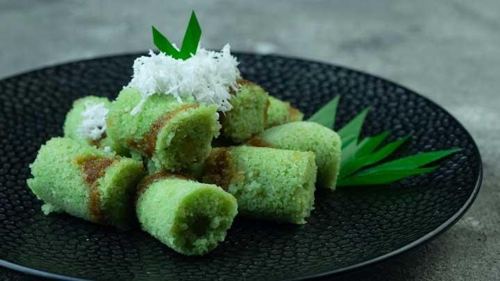 Membuat Putu Bambu
