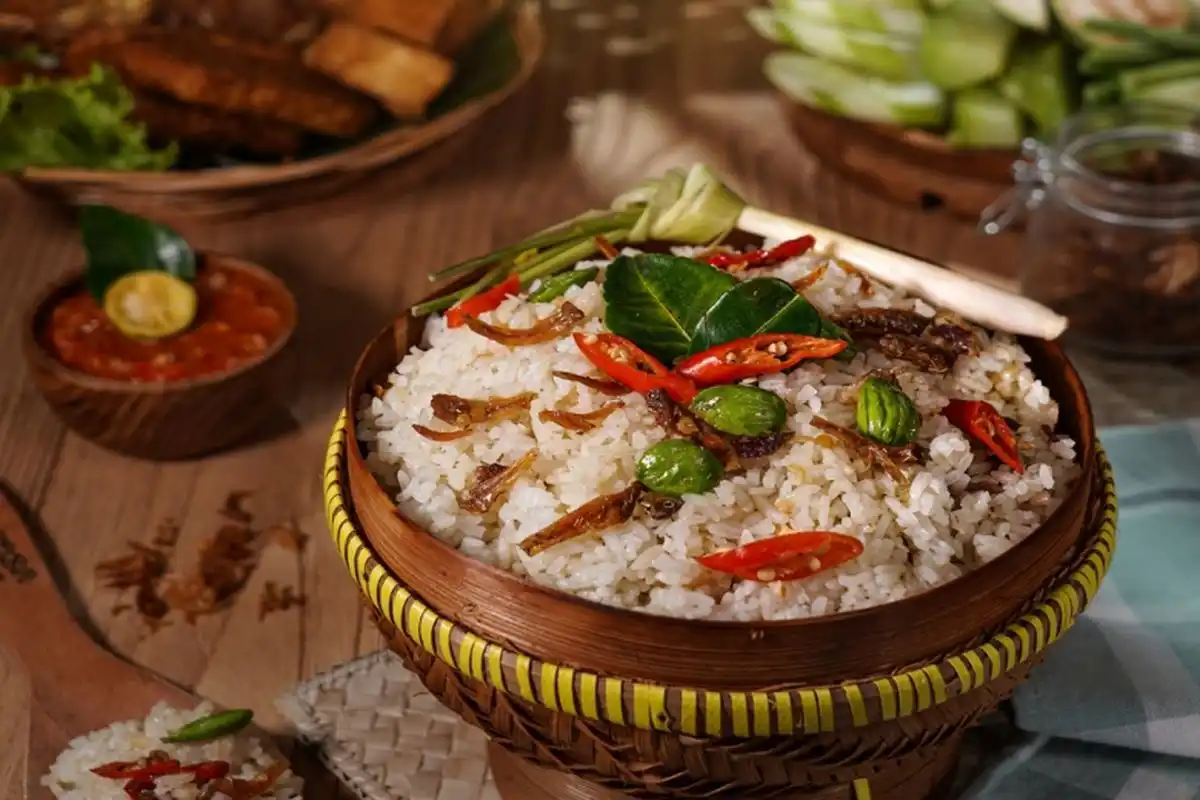 Kuliner Majalengka bukan tipe yang sibuk mengejar sensasi viral. Ia menang di rasa yang akrab, bumbu yang tidak pelit, dan suasana makan
