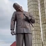 Kepala Patung Soekarno Miring