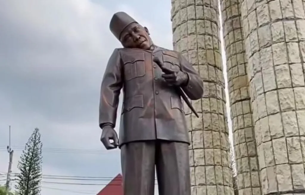 Kepala Patung Soekarno Miring