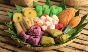 Jajanan Tradisional Indonesia, Rasa Manis Gurih yang Menyimpan Cerita dari Banyak Daerah_11zon Membuat Ketupat Pulut, Sajian Ketan Gurih yang Selalu Bikin Rindu Meja Keluarga